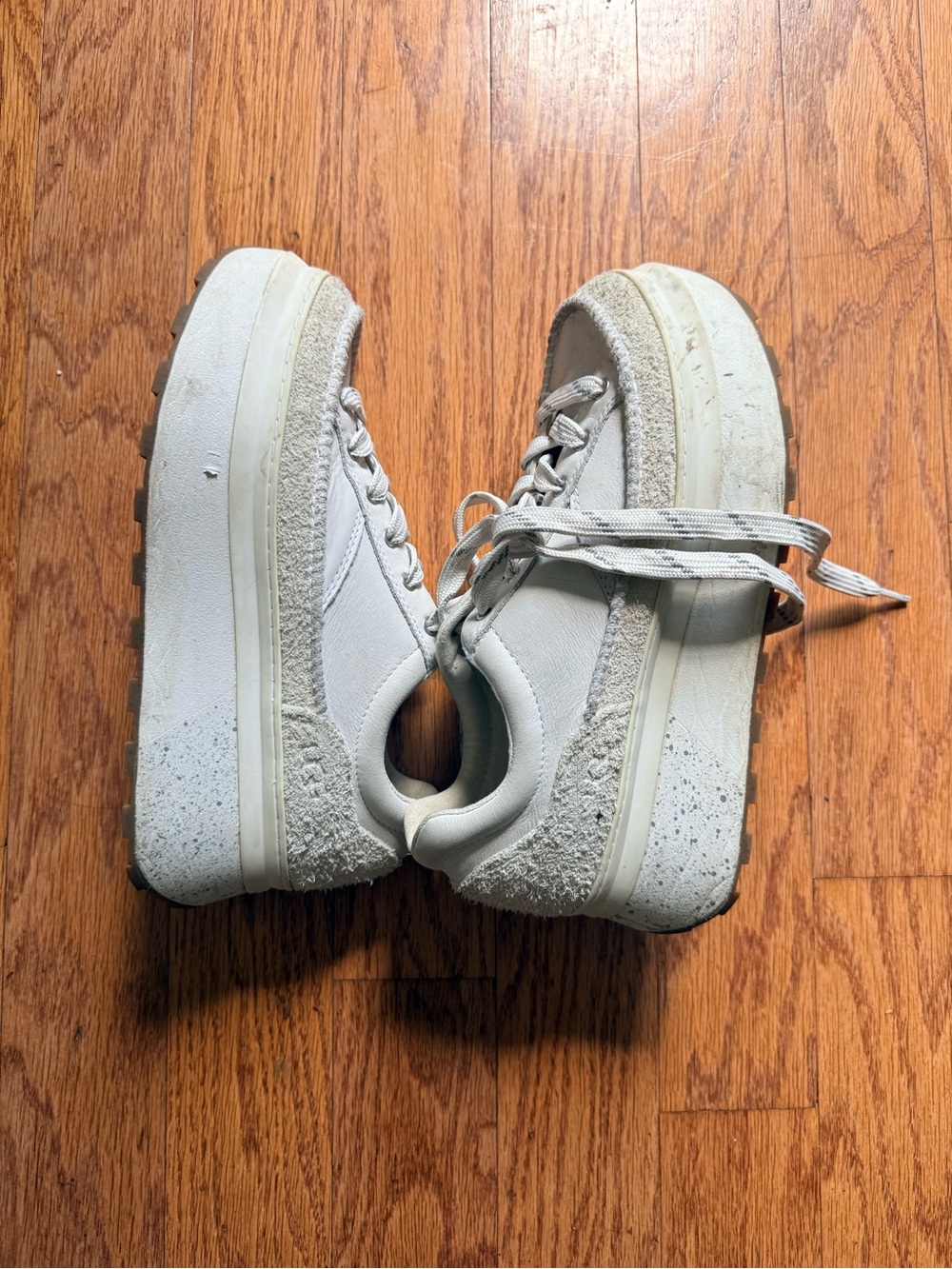 UGG Women's Marin Lace Sneaker Size 9 - Picture 6 of 8